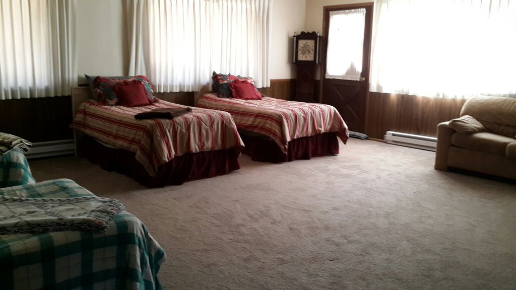 Large 4 BR Cabin in the Tall Pines, Country Club